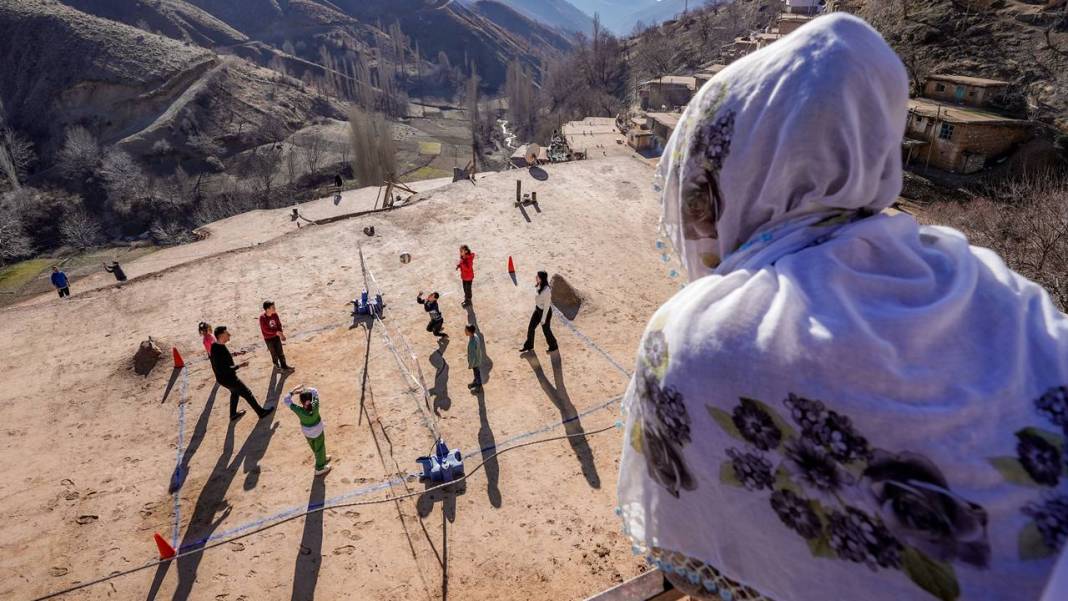 Diyarbakırlı çocuklar köylerin toprak damlarında oyun ve spora doydu 9