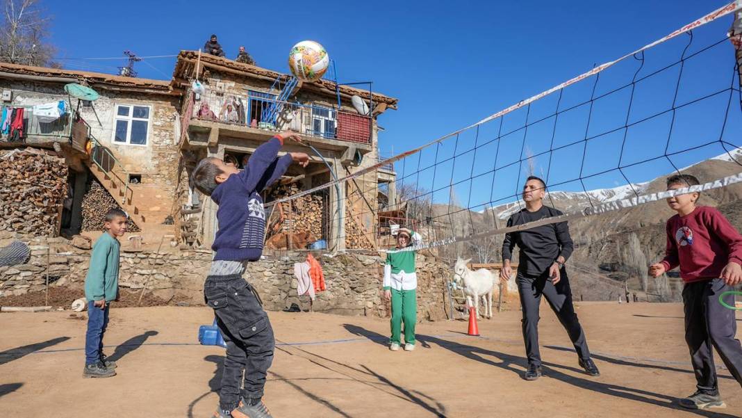 Diyarbakırlı çocuklar köylerin toprak damlarında oyun ve spora doydu 3