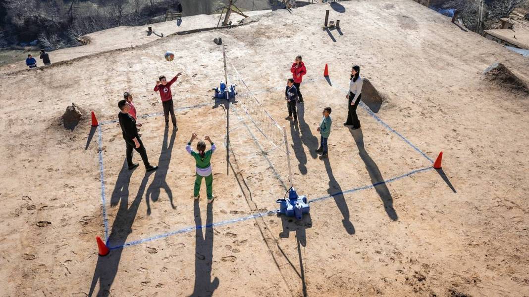 Diyarbakırlı çocuklar köylerin toprak damlarında oyun ve spora doydu 8