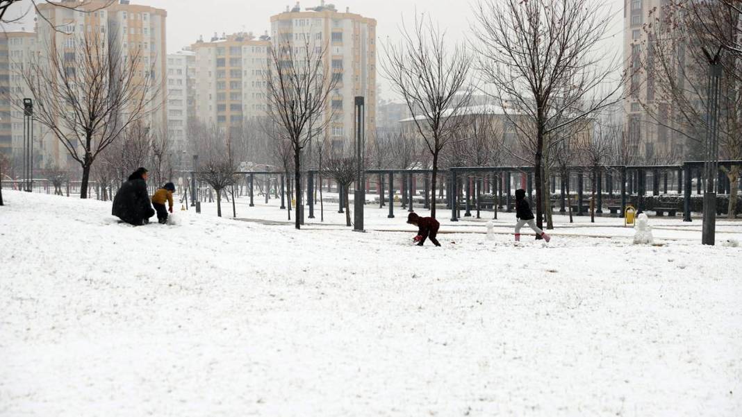 Diyarbakırlı çocuklarda kar sevinci: Doyasıya eğlendiler 2