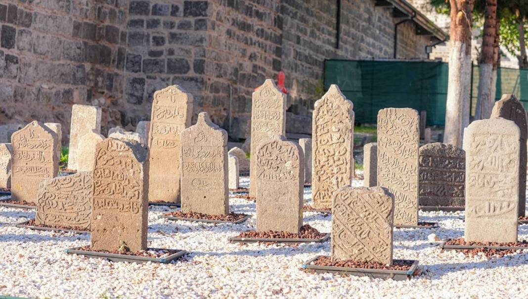 Diyarbakır'da binlerce yıllık mezar taşları ziyarete açıldı 7