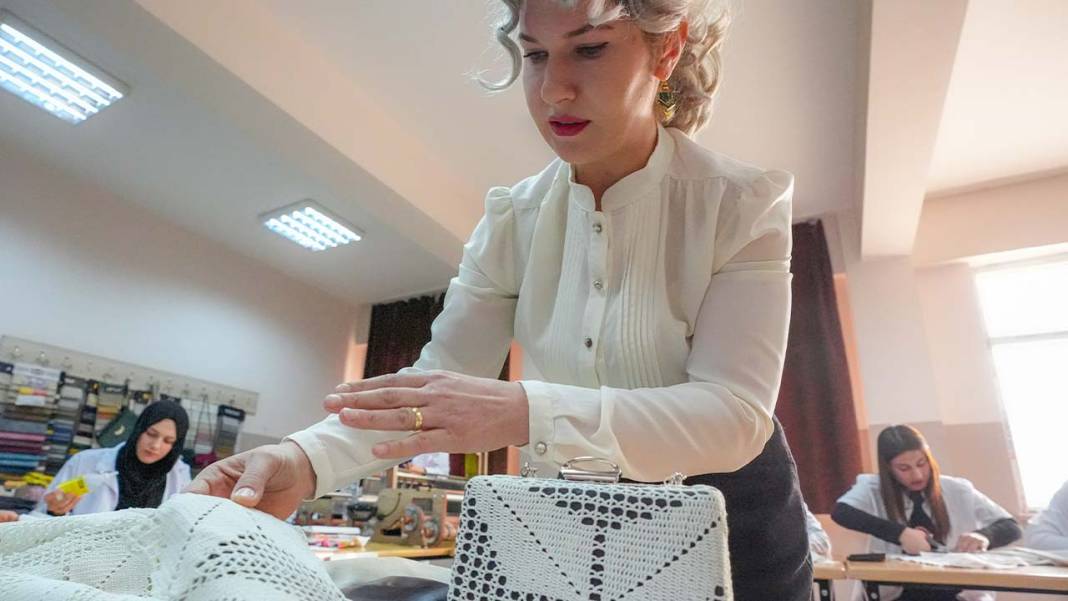 Diyarbakır'da eski çeyizler renkli çantalara dönüşüyor 6