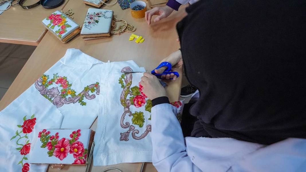 Diyarbakır'da eski çeyizler renkli çantalara dönüşüyor 4