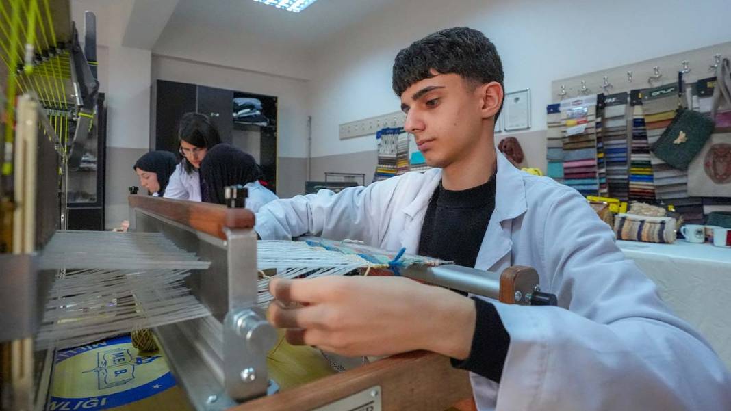 Diyarbakır'da eski çeyizler renkli çantalara dönüşüyor 3