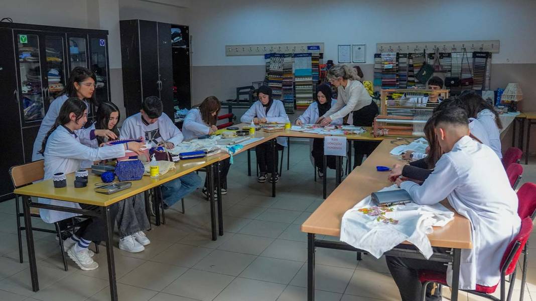 Diyarbakır'da eski çeyizler renkli çantalara dönüşüyor 1