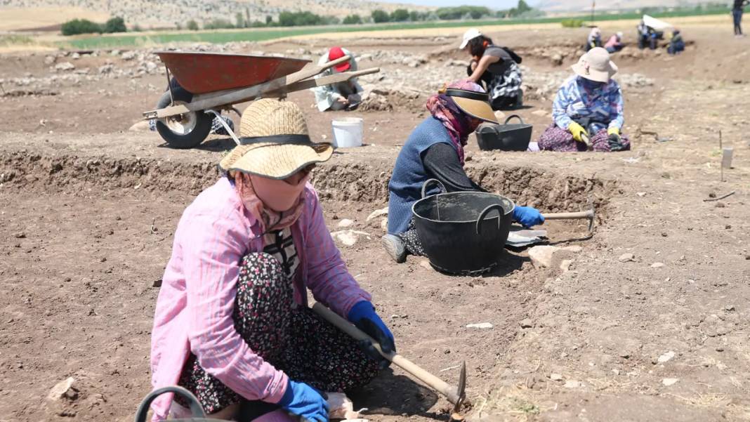 Diyarbakır’da 12 bin yıllık tarihe kazma vuruldu 3