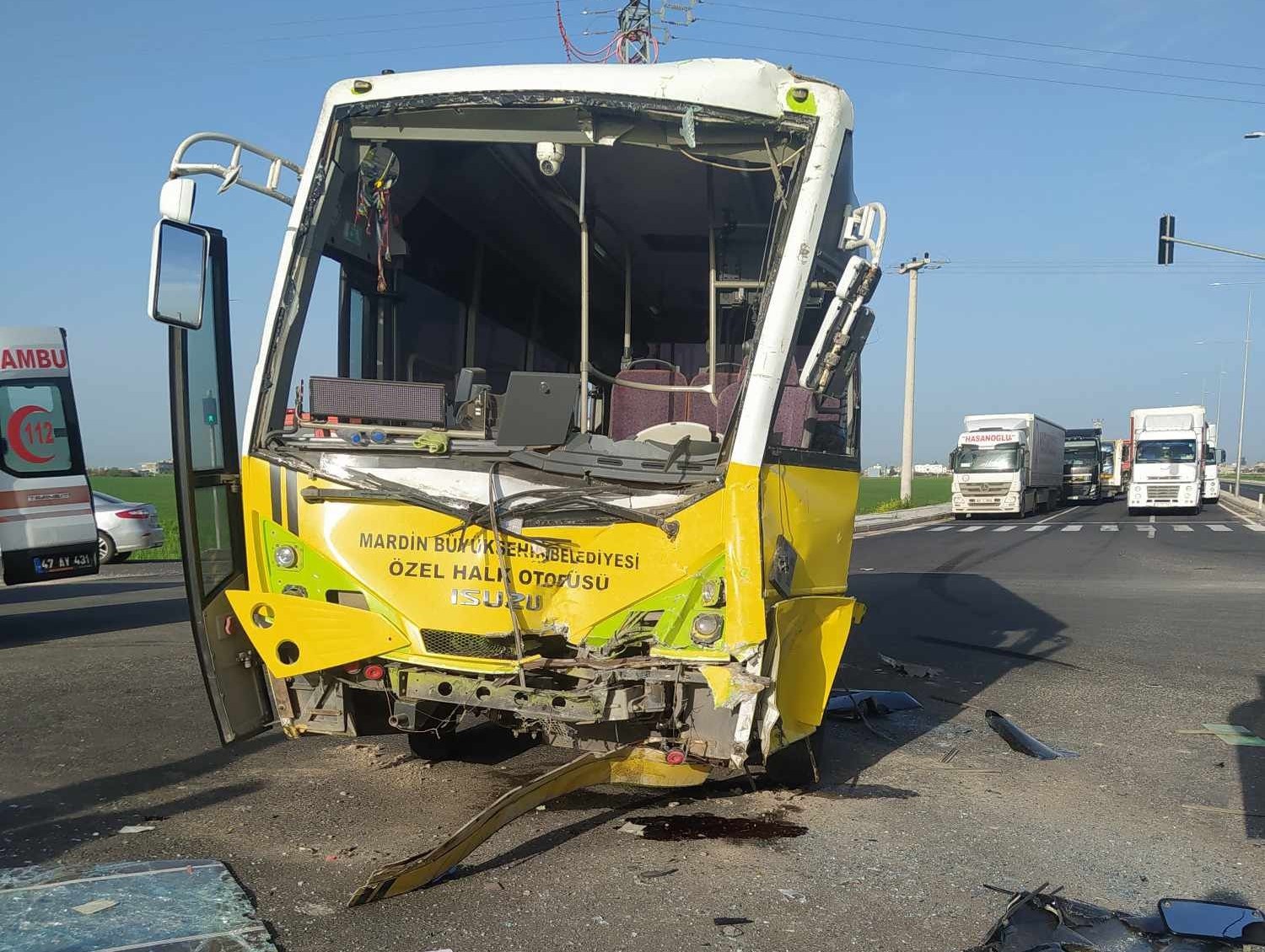 TIR halk otobüsü ile çarpıştı: Can pazarı!