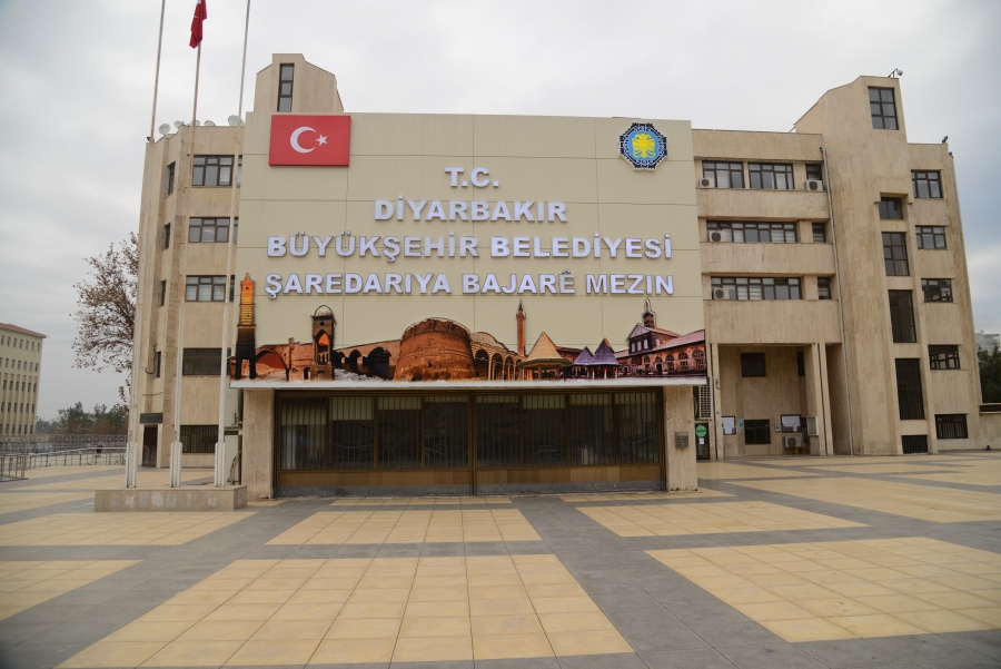Diyarbakır’da kayyım gitti, Kürtçe geri geldi!