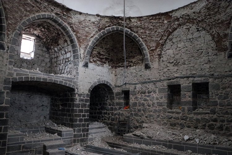 Diyarbakır’da deprem hasarlı tarihi kilise restore ediliyor