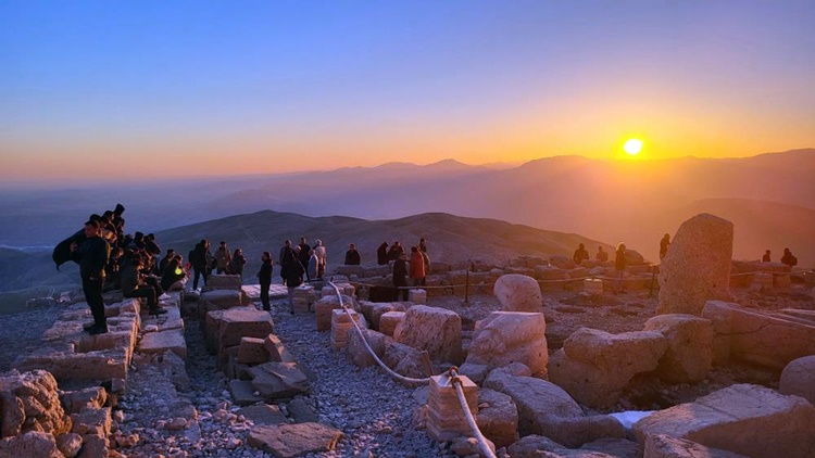 Nemrut Dağı sezonu açtı: 45 bin turist gezdi