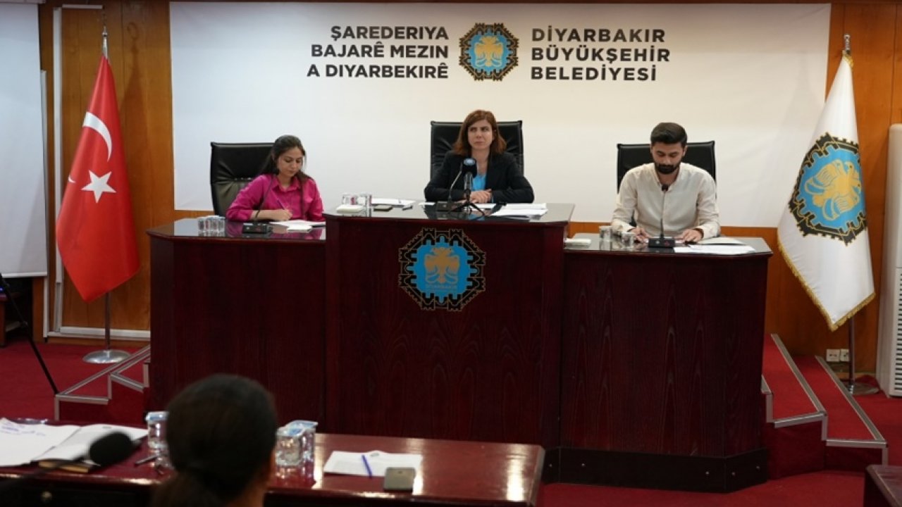 Diyarbakır Büyükşehir’den “Türk Bayrağı kaldırıldı” haberlerine yalanlama
