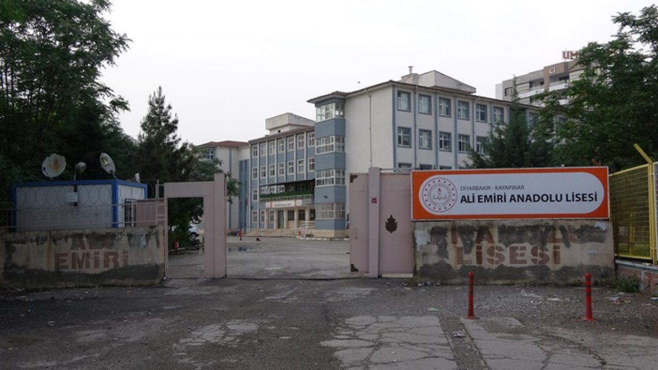Diyarbakır’da öğrenci müdürü bıçakladı