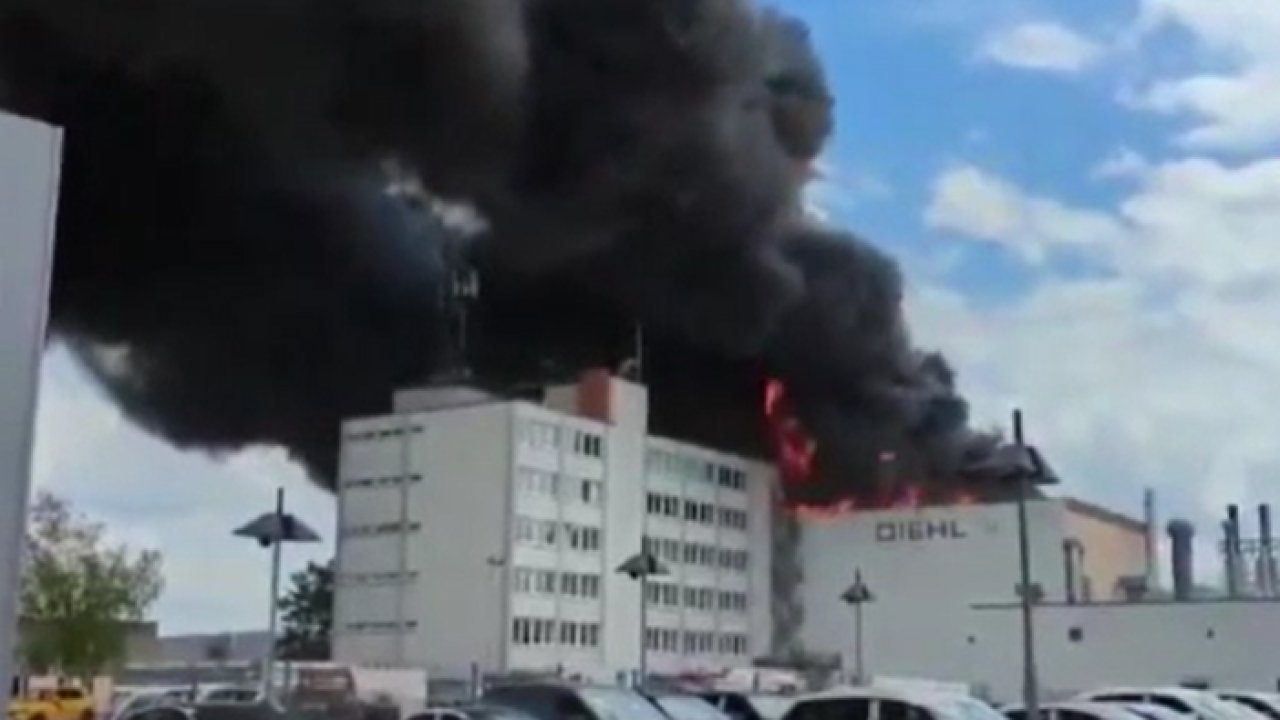 Kimya fabrikasında yangın: Zehirli gaz uyarısı!