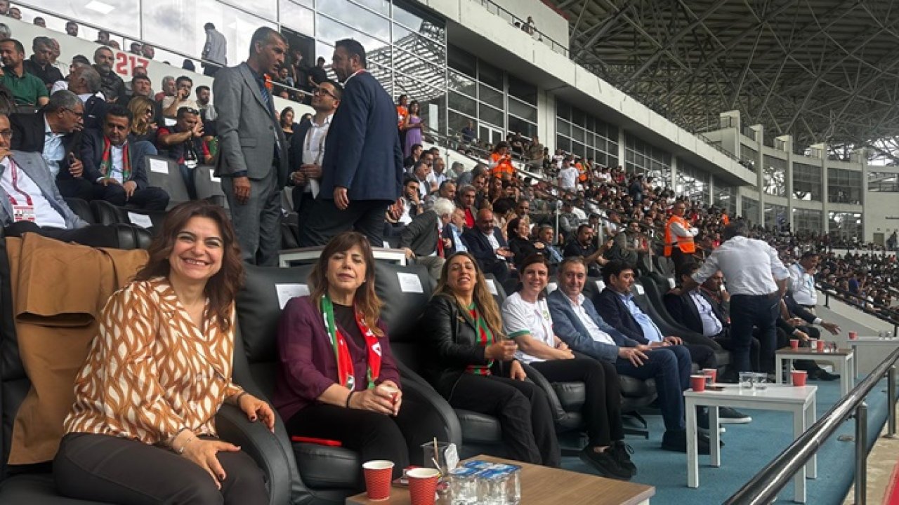Diyarbakır’da tarihi gün: Amedspor’un maçı başladı
