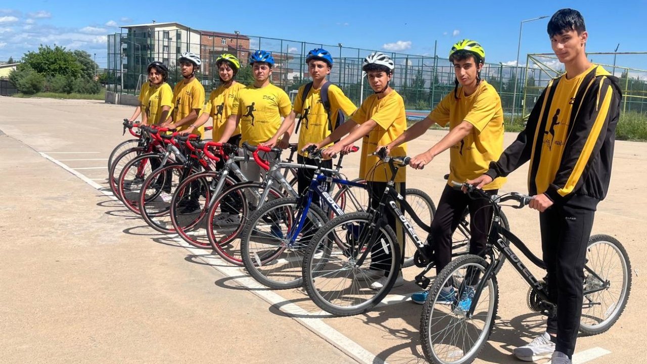 Diyarbakır’da lise öğrencilerine bisiklet desteği