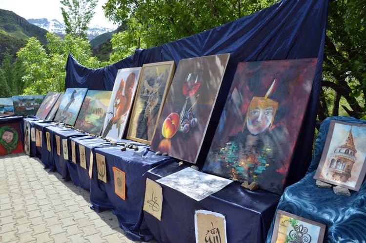 Ressam çift tablolarını köy meydanında satışa çıkardı