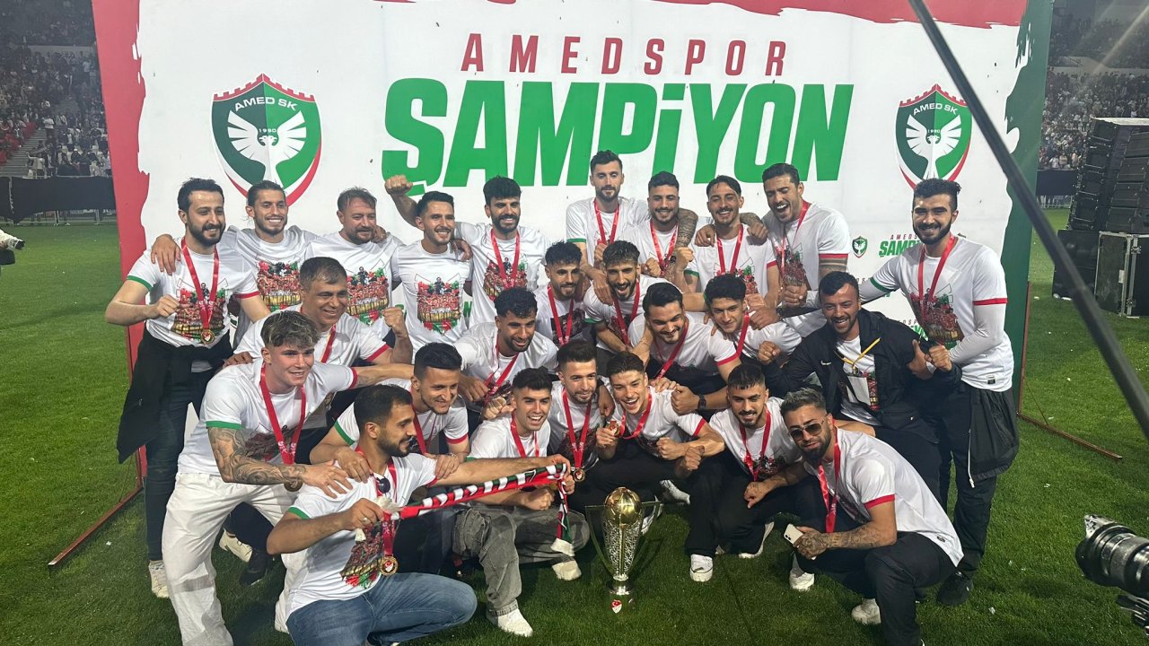 Amedspor, Diyarbakır Stadı’nda kupayı kaldırdı: Kutlamalar başladı