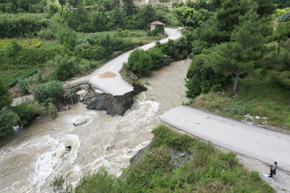 Aşırı yağış köprüyü yıktı: 5 köye ulaşım kesildi