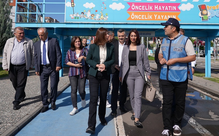 Diyarbakır Belediye Eş Başkanı Bucak personele talimat verdi