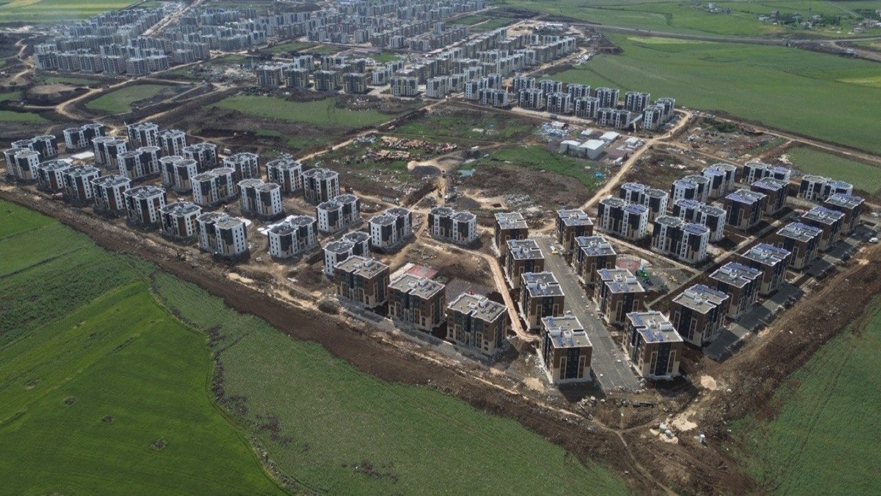 Diyarbakır’daki deprem konutları yapımı devam ediyor: Vali inceleme yaptı