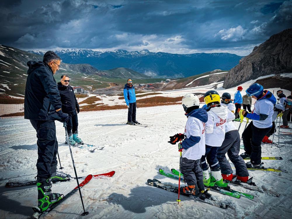 Mayısta kayak yarışması düzenlendi