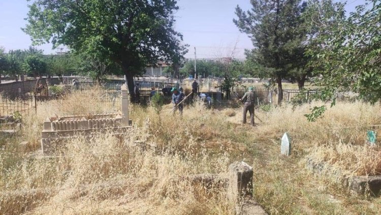 Diyarbakır’ın o ilçesindeki mezarlıklar temizleniyor