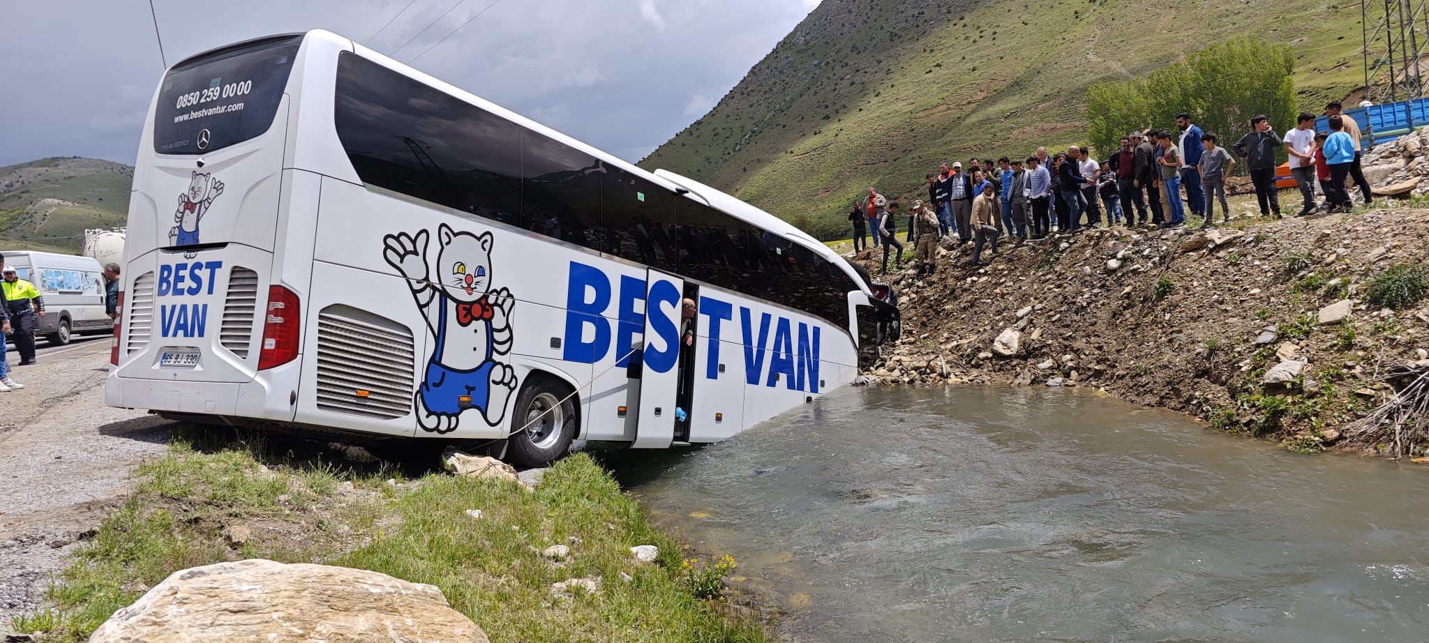 Van’dan gelen otobüs dereye yuvarlandı