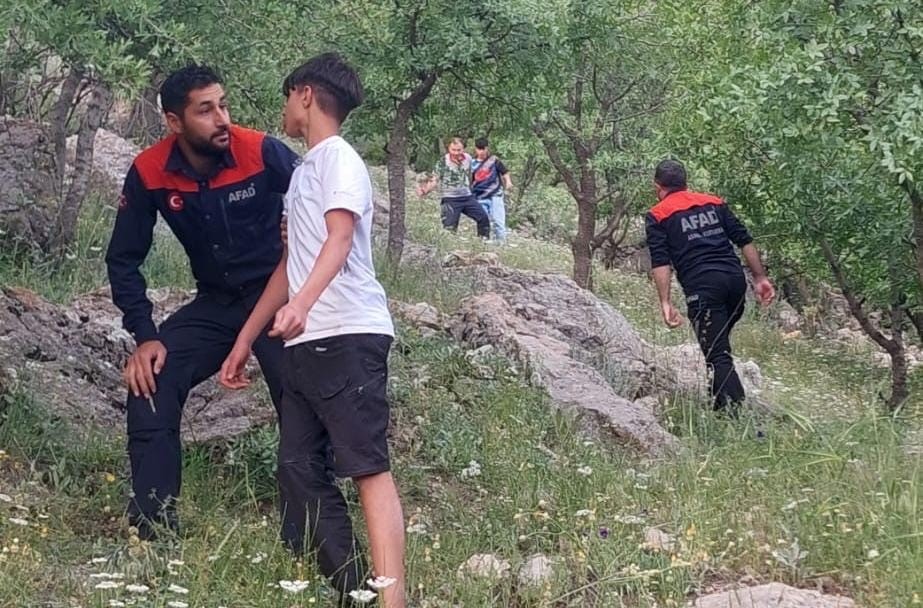 Diyarbakır’da 2 çocuk çalılıklarda mahsur kaldı: 8 kişilik ekip kurtardı
