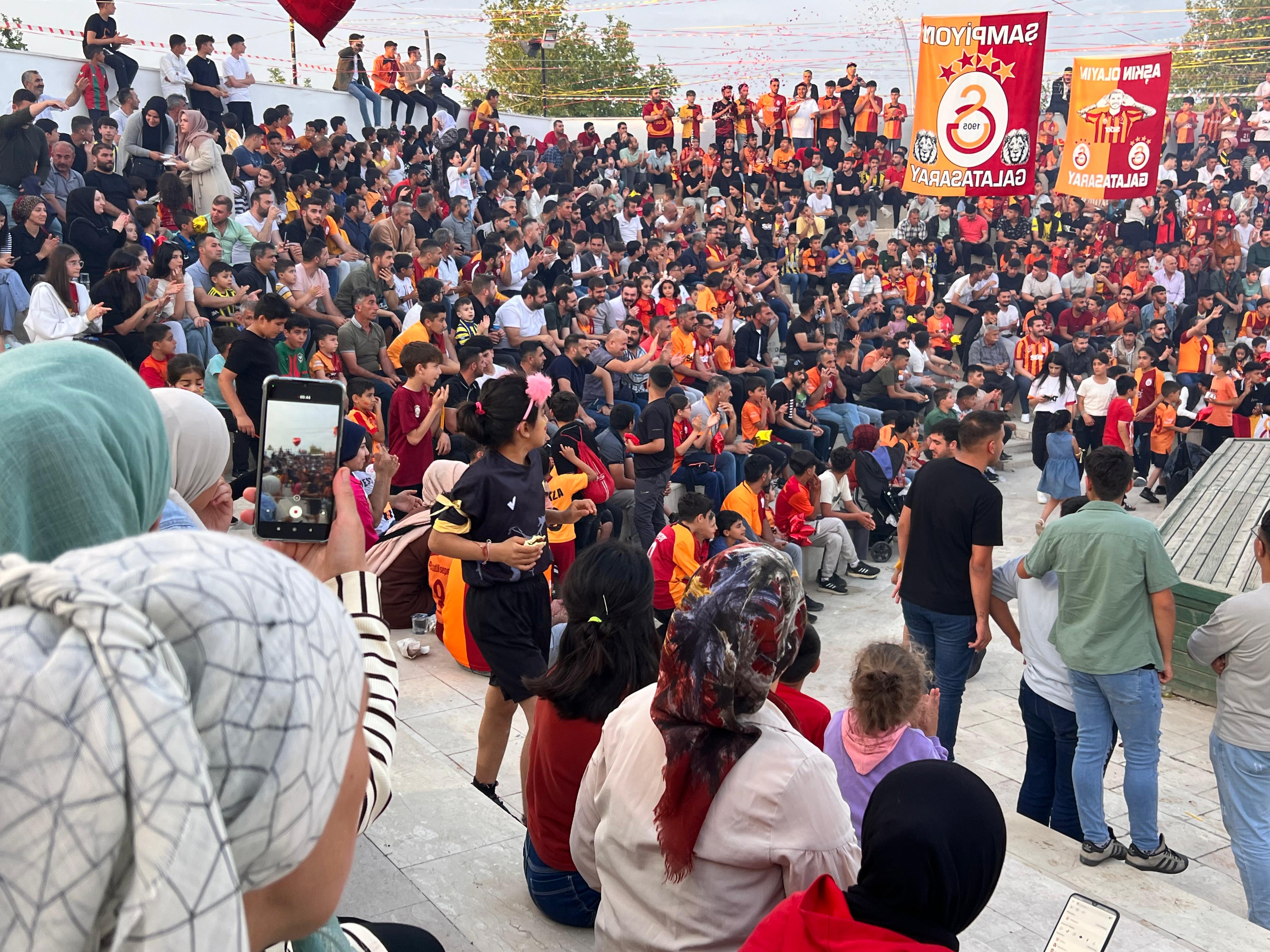 Diyarbakır’da derbi heyecanı: Binlerce kişi maçı böyle izledi