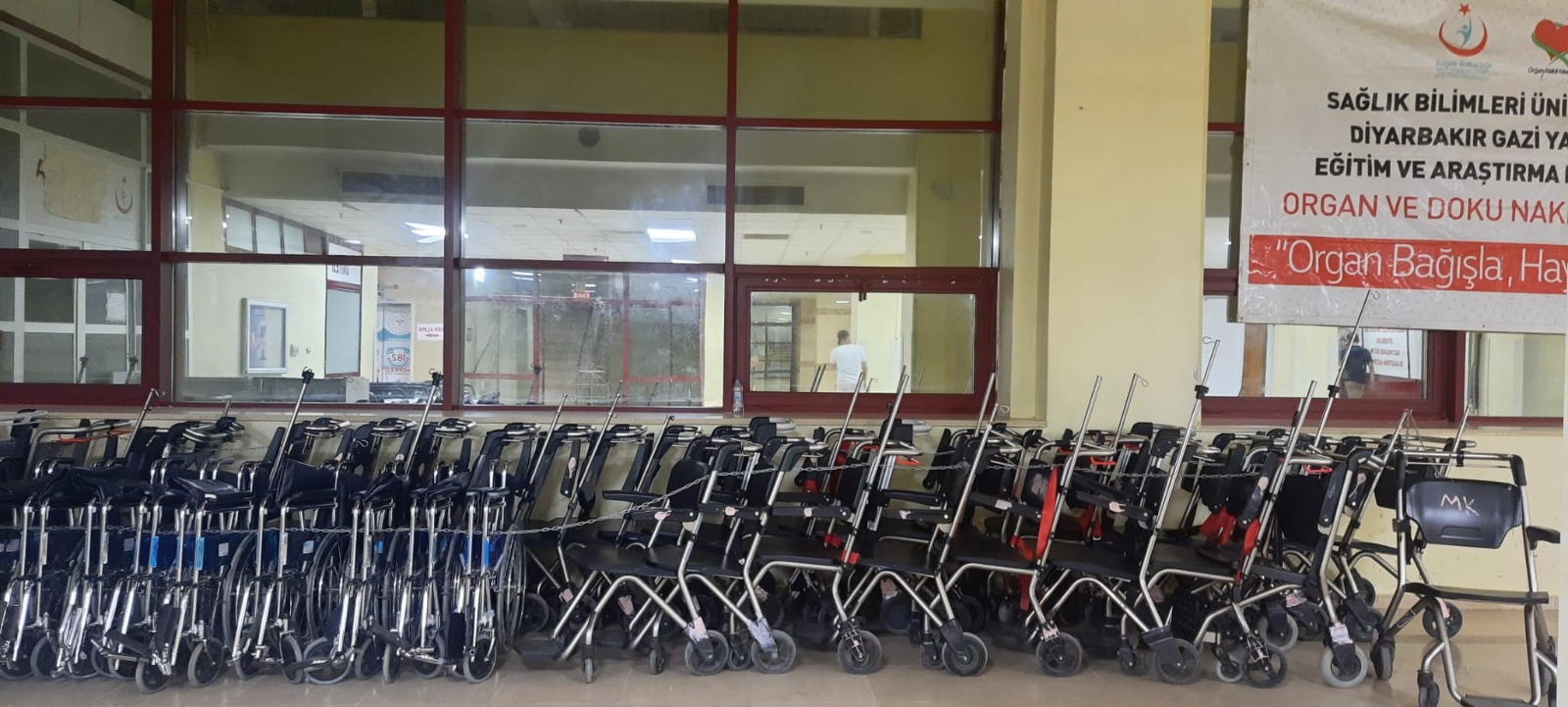 Diyarbakır’da hastane: Sedye ve tekerlekli sandalye kilit altında!