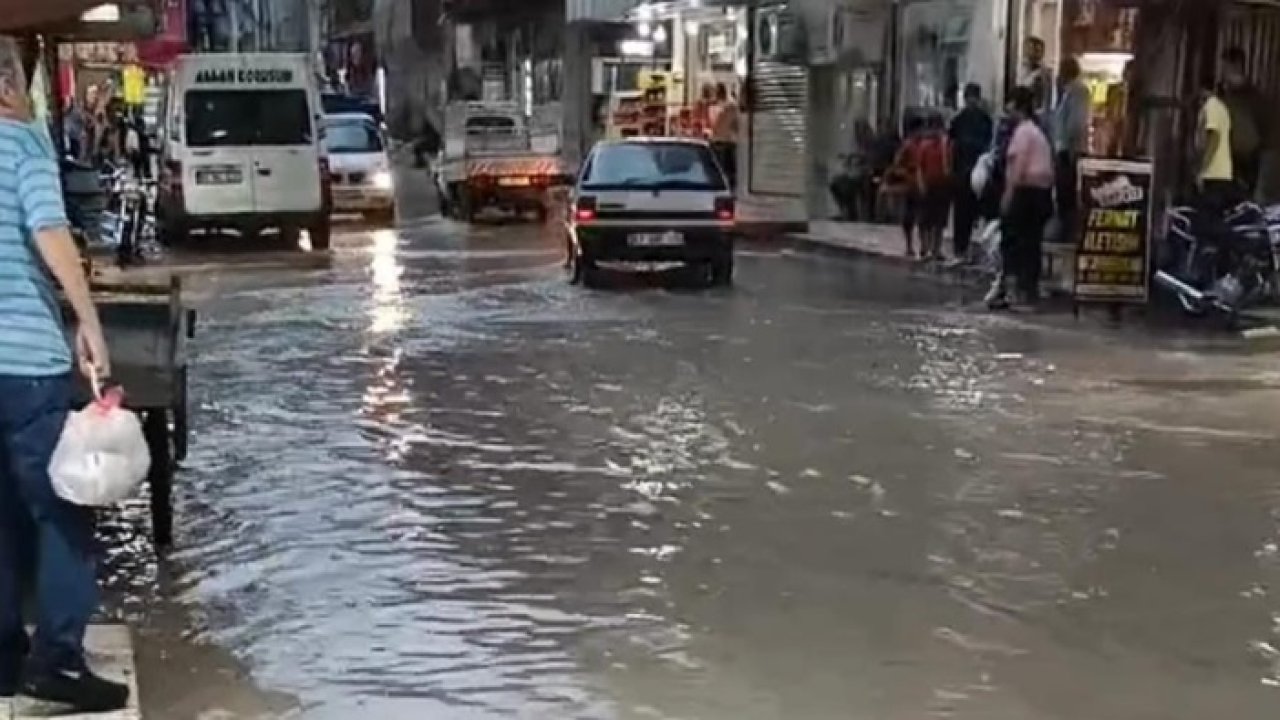 Şanlıurfa'da sağanak yağış: Caddeler göle döndü