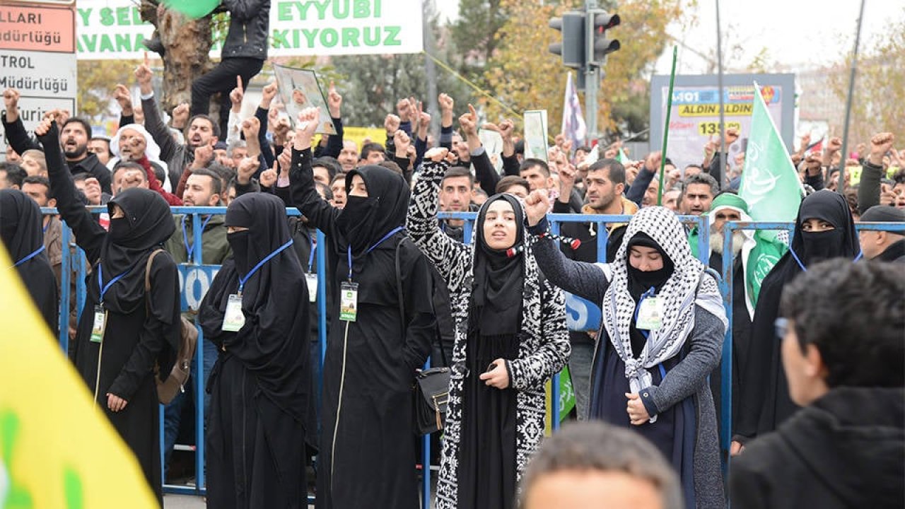 VİDEO- Diyarbakır’da kadınlar o kafeyi bastı!