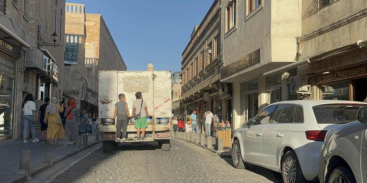 Tüp yüklü kamyonun arkasına asıldılar