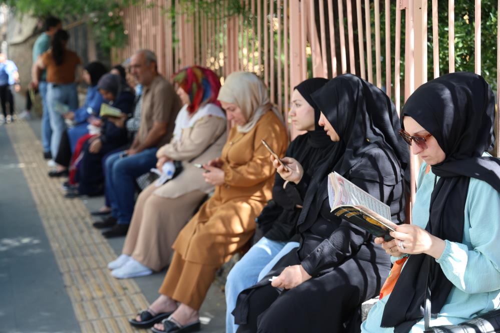 Diyarbakır’da öğrenciler sınıfta, veliler bahçede ter döktü!