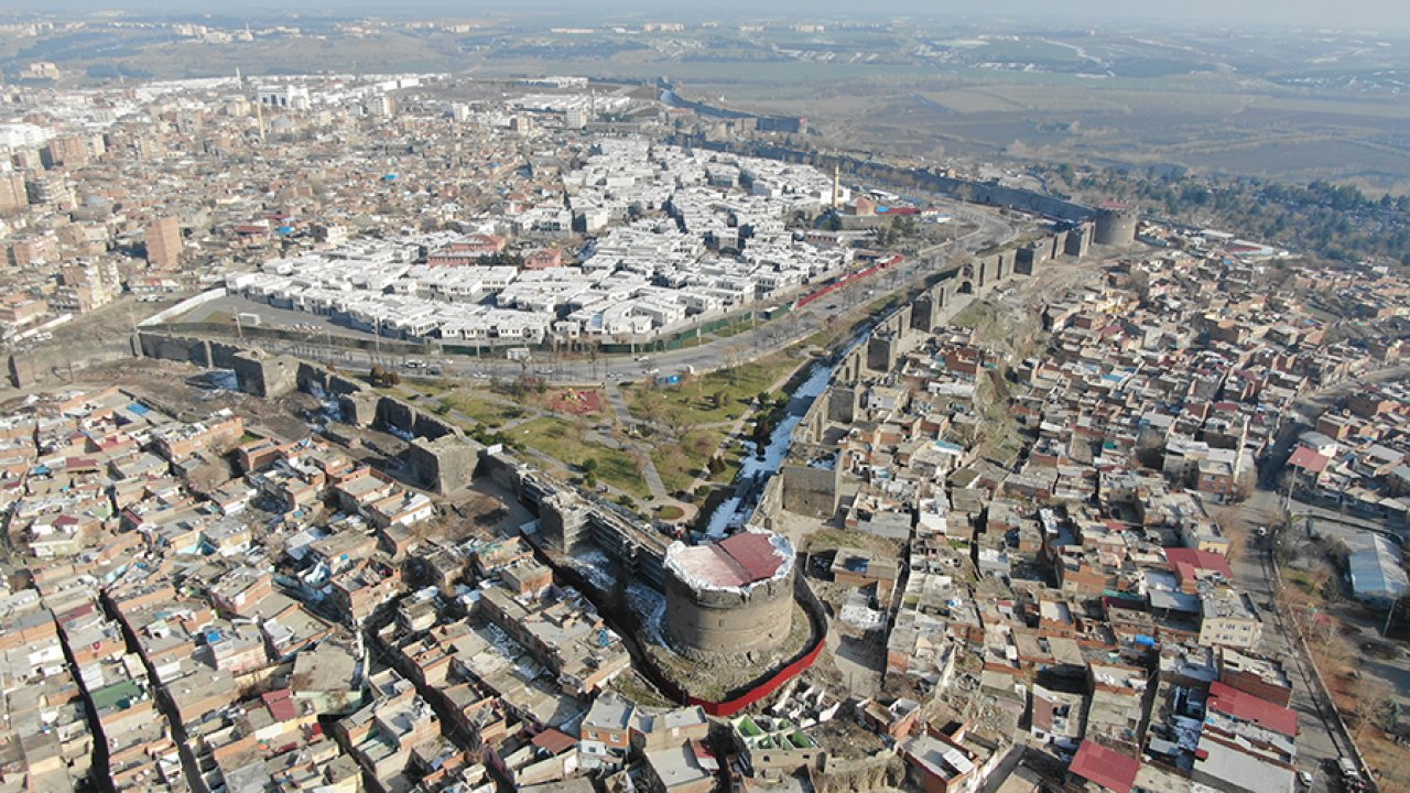 Diyarbakır’da top atışlarıyla yıkılmıştı: 4 yıl geçti bir çivi çakılmadı