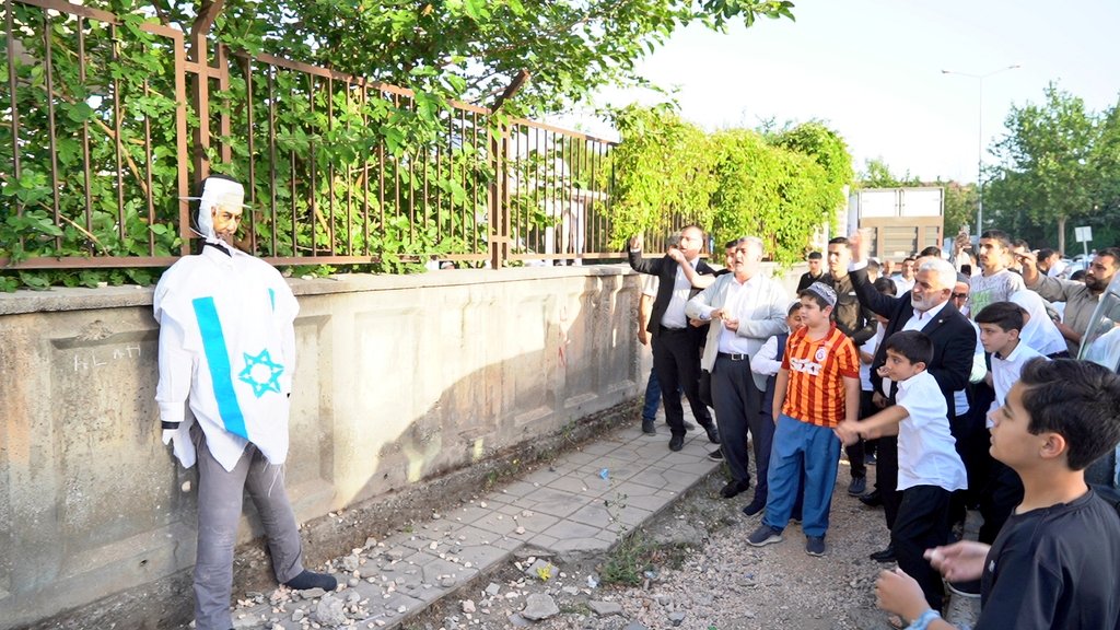 HÜDA PAR’dan İsrail protestosu: Maket taşladılar!