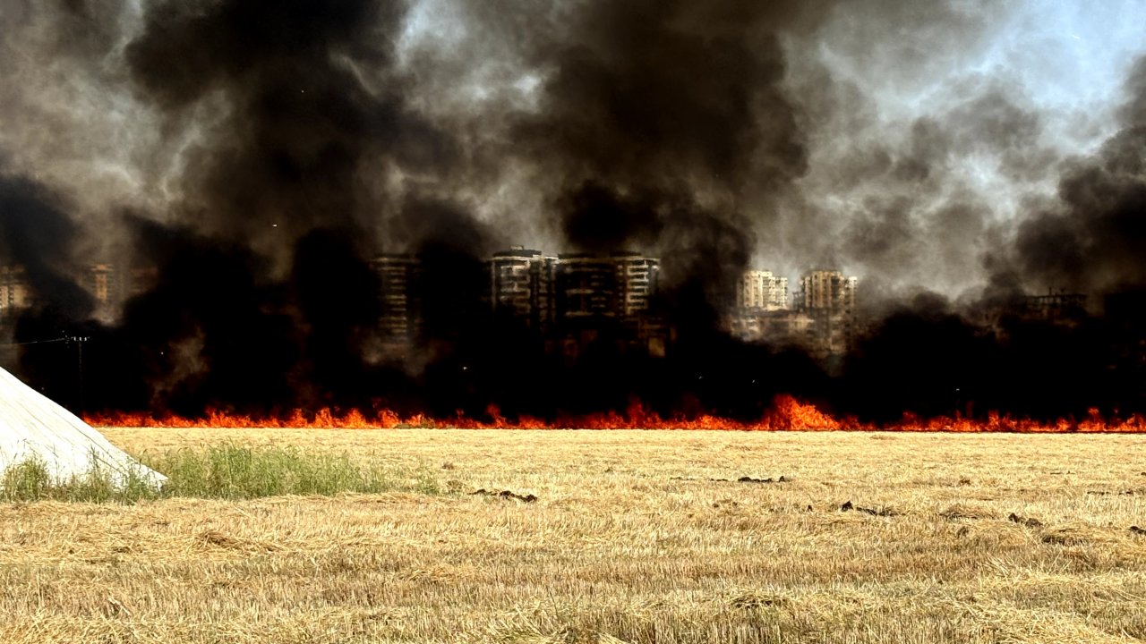 Siverek’te yangın: 200 ton saman kül oldu