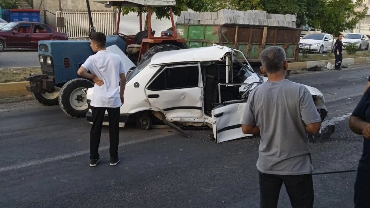 Diyarbakır’da otomobil ile traktör çarpıştı: Yaralılar var!