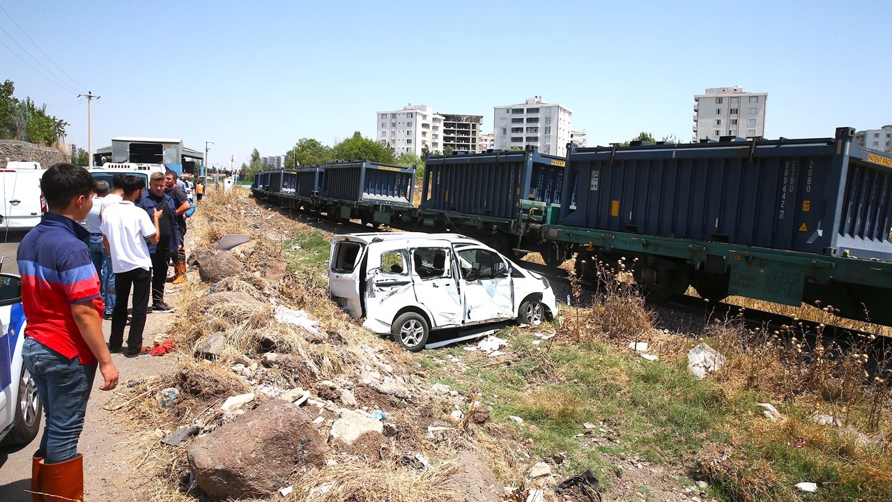 Diyarbakır’daki tren kazasının nedeni belli oldu: Akü çalındı bariyer açılmadı