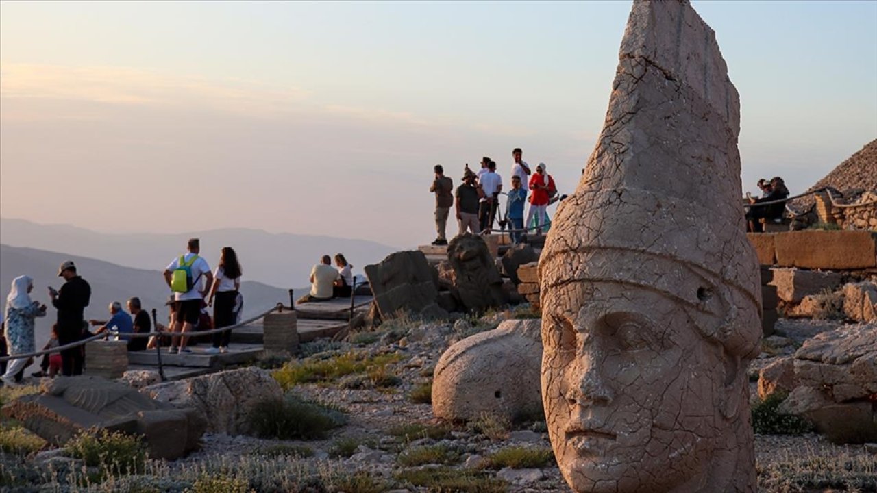 Bayramı fırsat bilen turistler Nemrut Dağı’na akın etti