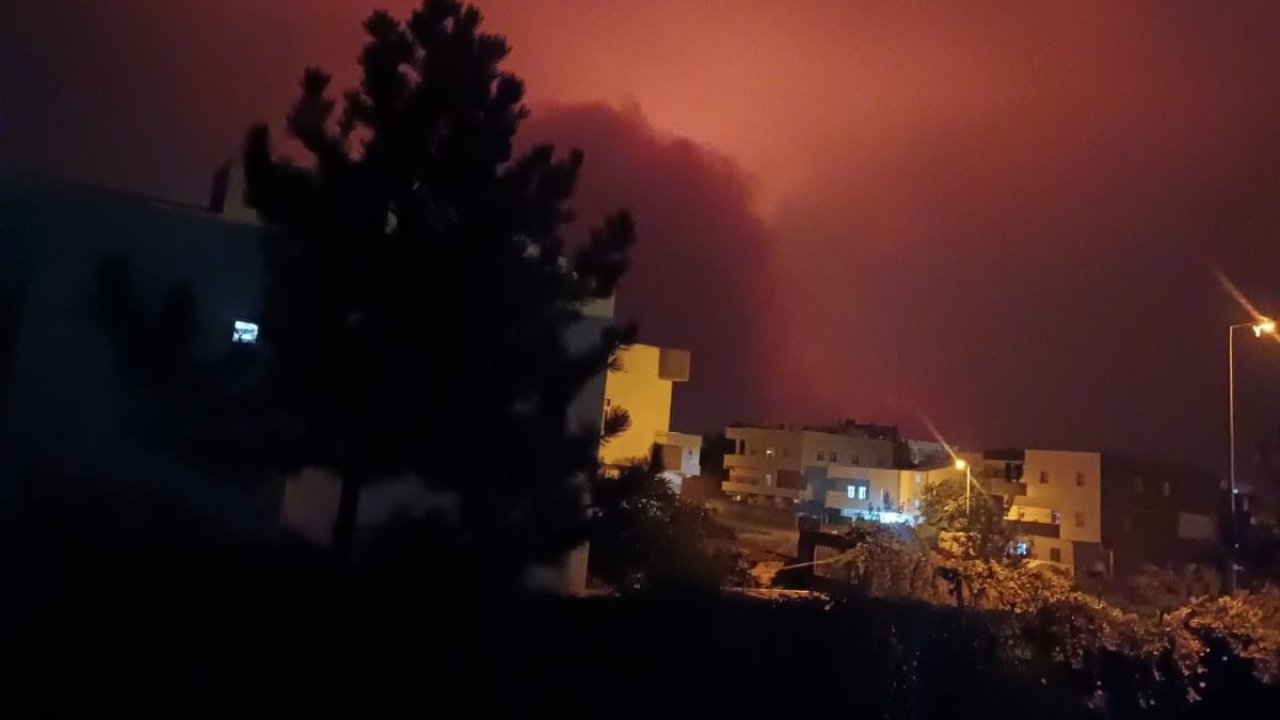 Diyarbakır-Mardin sınırında büyük yangın: Ekipler sevk edildi