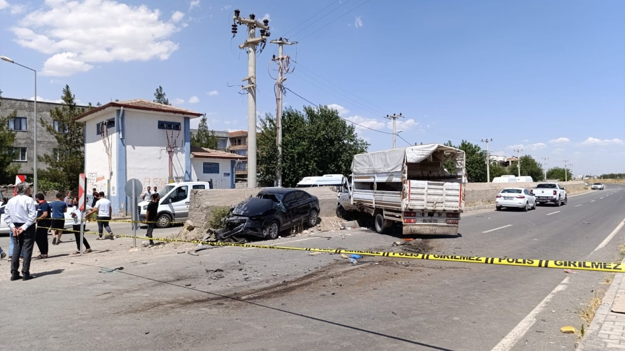 Diyarbakır'da kamyonet ile otomobil çarpıştı: 1'i ağır 6 kişi yaralandı