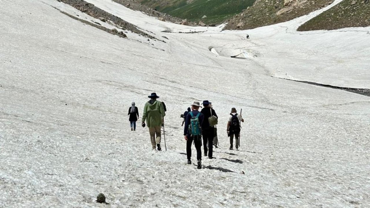 Turistlerin 20 bin yıllık buzullardaki yürüyüş keyfi