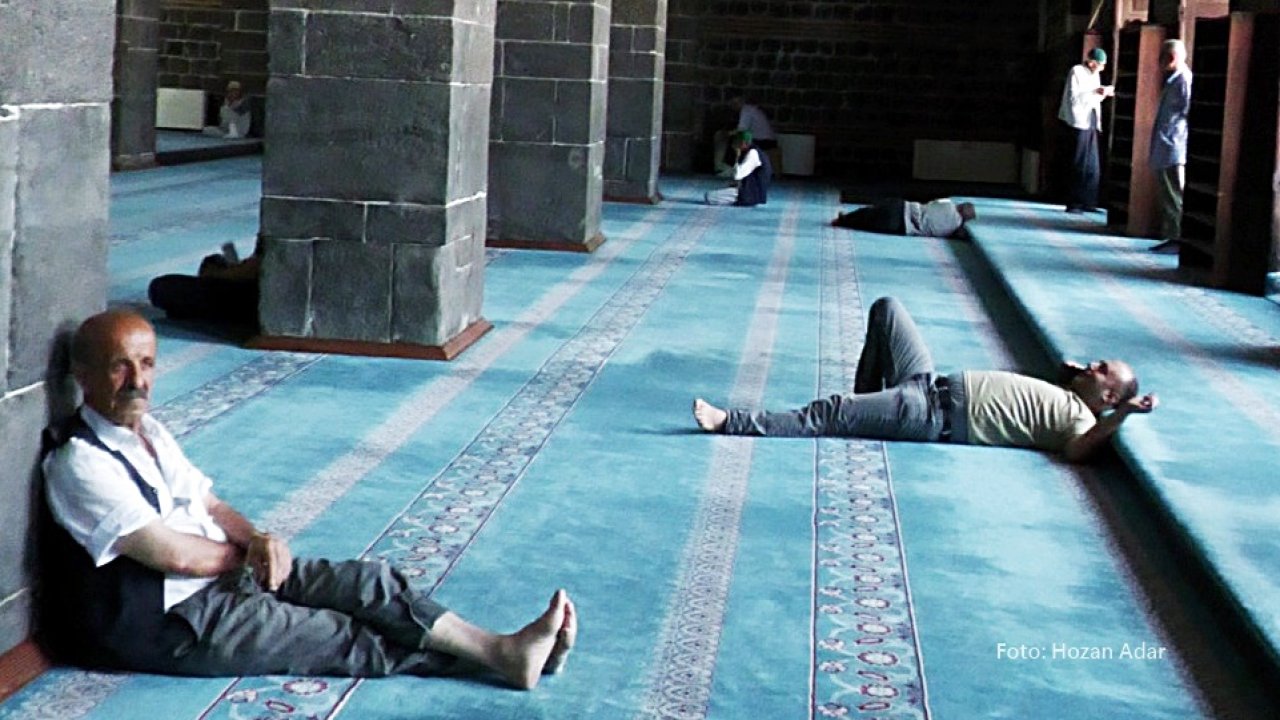 Sıcaklık 50'ye dayandı! Diyarbakır’da klima açamayanlar camilere koştu