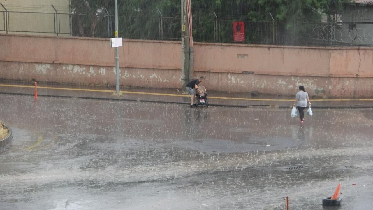 Yaz yağmuru Diyarbakır'ı kilitledi: Yollar göle dündü