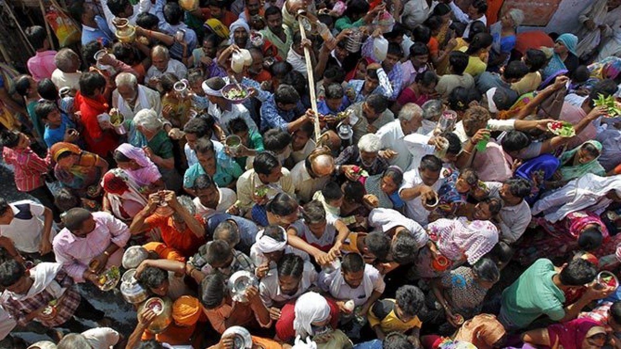 Hindistan’da dini törende izdiham yaşandı: En 100 kişi öldü
