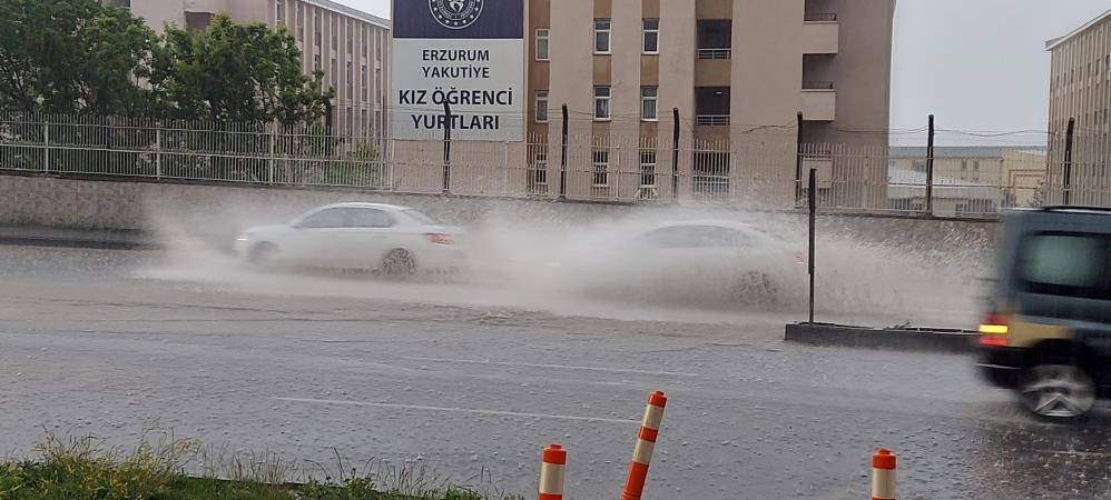 Erzurum kışı atlatamadı: Kentte 3 gündür yağmur dinmiyor