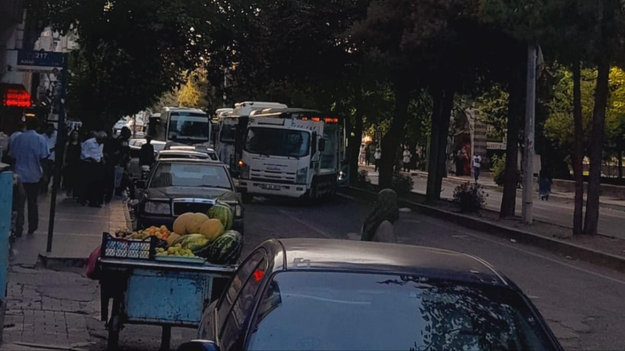 Diyarbakır’da çöp kamyoneti bozuldu: Uzun araç kuyruğu oluştu