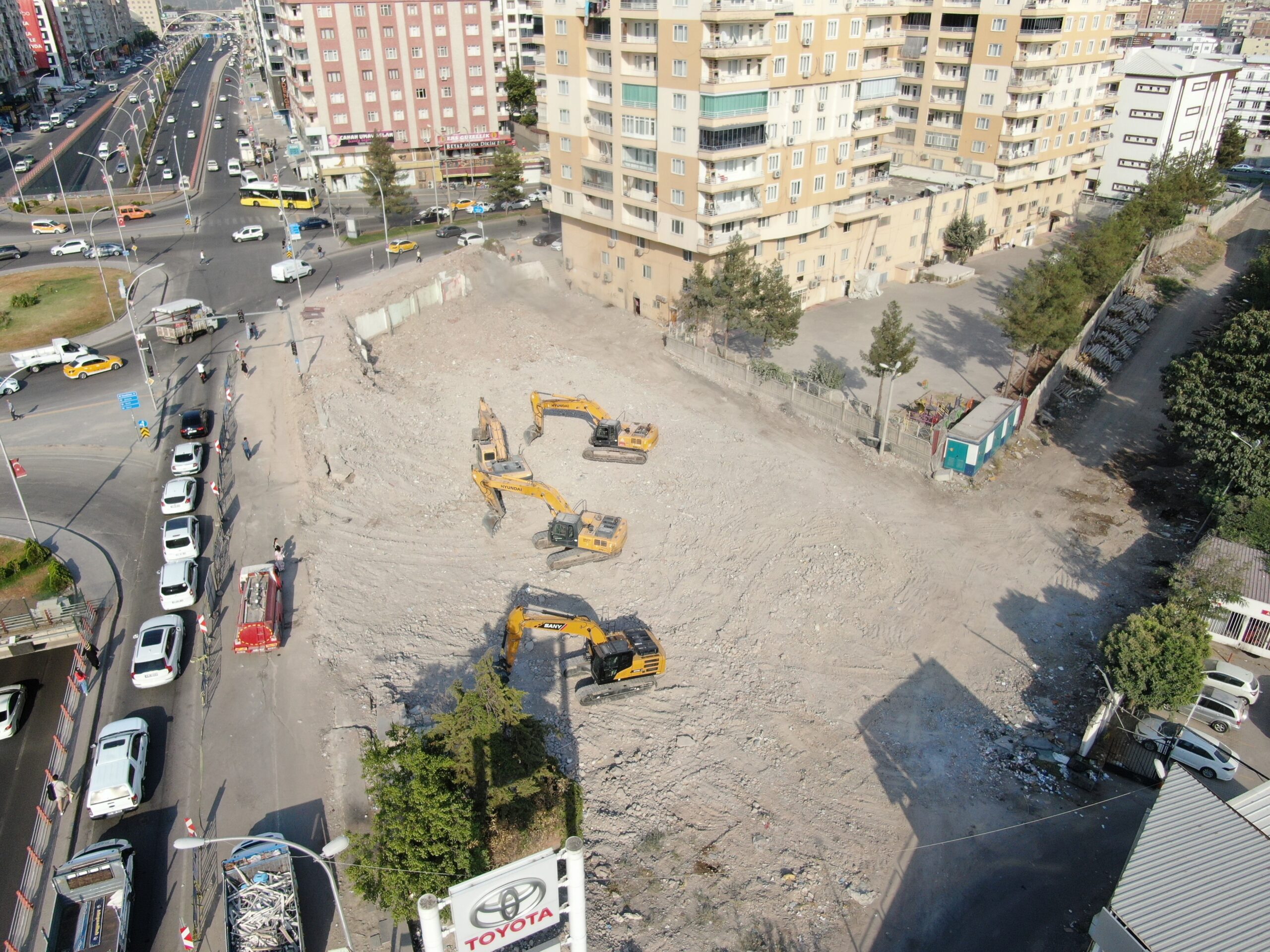 Diyarbakır'da yıkılan apartmanların yerini boş araziler aldı