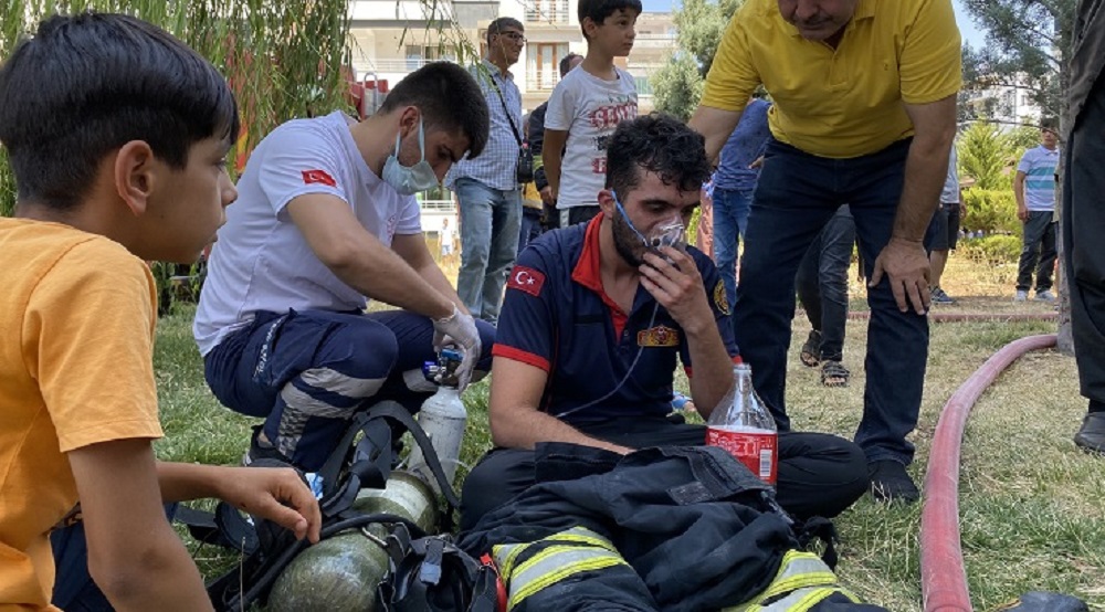 Diyarbakır'da binada çıkan yangında çocukların da olduğu çok sayıda kişi dumandan etkilendi